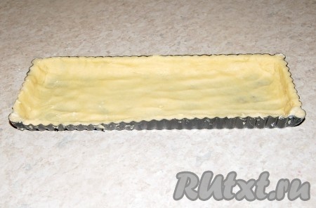 Раскатанным тестом выложить форму.