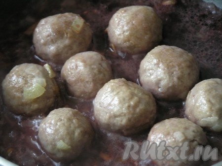 Влить вино и выпаривать 2 минуты.