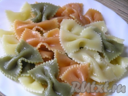 Готовую пасту можно сразу смешать с фрикадельками в соусе (так как раз и делают итальянцы), а можно разложить пасту по тарелкам и сверху выложить фрикадельки, что я и сделала.