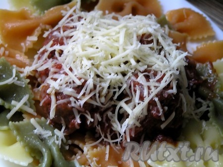 Сверху посыпать тертым сыром (лучше использовать пармезан) и украсить листками мяты.