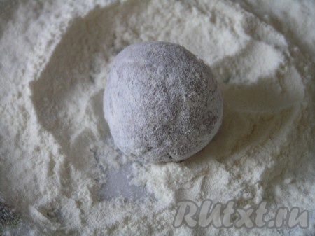 Обвалять каждую в муке.