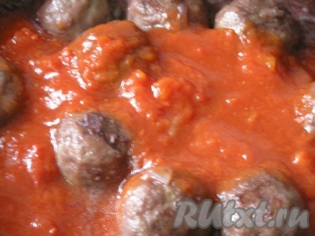 Как только вино выпарилось добавить рубленные томаты, посолить по вкусу, готовить 3-4 минуты,