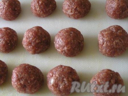 Из полученной массы сформировать небольшие фрикадельки.