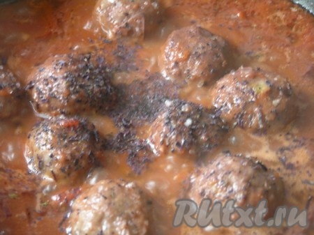 затем всыпать базилик, перемешать. Готовить еще минуты 2, снять с огня.