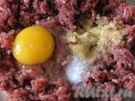 Фарш смешать с яйцом, солью и сушеным чесноком.