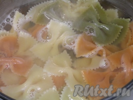 Пасту отварить в соленой воде аль-денте (на зубок).