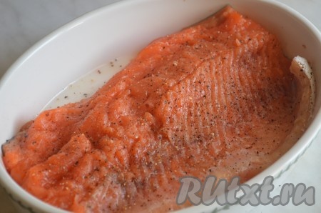 Филе форели Вы можете сразу разделать на порционные кусочки, либо запечь одним куском. Положить форель в смазанную маслом форму для запекания, посолить, поперчить, полить лимонным соком.
