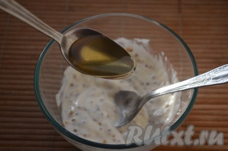 Добавить жидкий мед, перемешать.