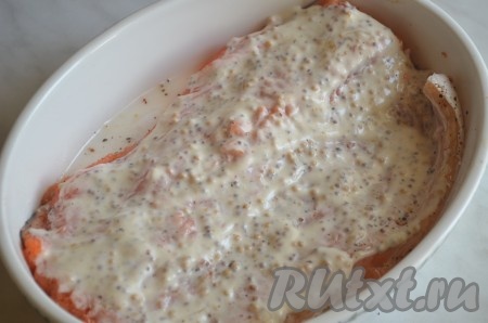 Форель намазать готовым соусом, оставить на 10 минут, чтобы рыба пропиталась.