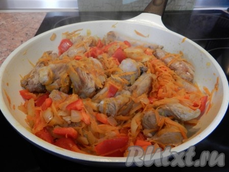 В сковороду к мясу добавить лук и морковь, обжарить все вместе, затем добавить болгарский перец, немного обжарить, влить примерно 0,5 стакана воды, накрыть крышкой и готовить на медленном огне 20 минут.