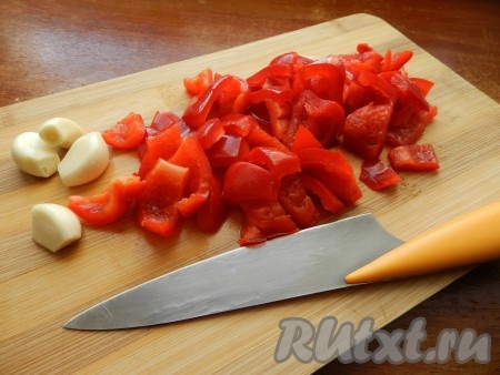 Болгарский перец нарезать, чеснок пропустить через пресс.