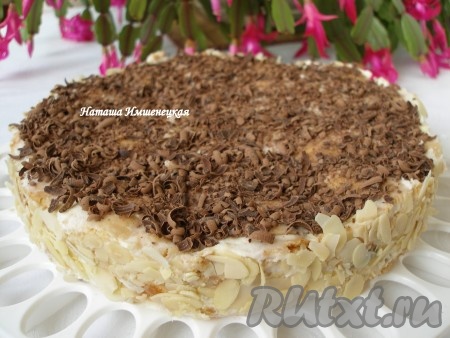 Аккуратно достать торт из формы. Украсить "Трухлявый пень" по своему желанию и умению. Я украсила бока торта пластинками миндаля, а верх - тёртым шоколадом.