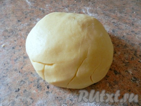 А затем, подсыпая оставшуюся муку, замесить мягкое, эластичное тесто. Как только тесто станет однородным и соберётся в ком, дальше вымешивать его не нужно.
