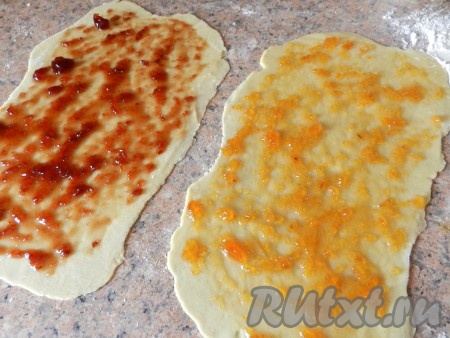 Тесто разделить на 5-6 частей (я разделила на 5 частей), каждую часть на присыпанной мукой поверхности раскатать в достаточно тонкий пласт. Смазать пласты густым вареньем (я часть пластов смазала тёмным вареньем, а часть - светлым).