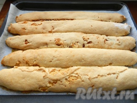 Выпекать в разогретой духовке при температуре 180 градусов до золотистого цвета (примерно, 20-25 минут). Готовые рулеты достать из духовки и дать остыть до тёплого состояния.
