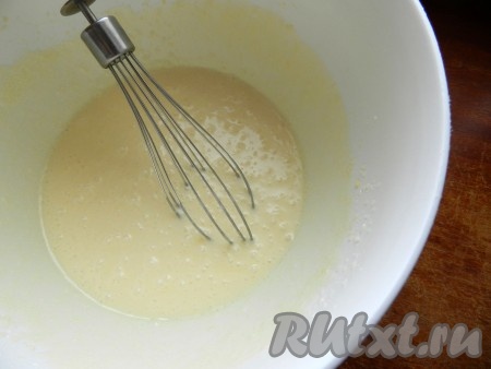 Яйцо взбить с сахаром с помощью венчика, затем добавить растопленное сливочное масло и сметану, снова взбить венчиком. Должна получиться однородная масса.