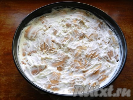 Сверху смазать торт "Трухлявый пень" остатками сметанного крема, накрыть и убрать в холодильник на ночь, чтобы торт пропитался.
