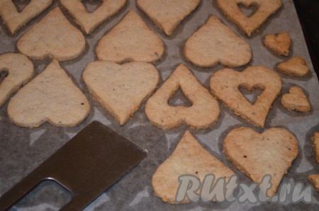 Выпекать орехово-песочное печенье 10-12 минут в разогретой духовке при температуре 180 градусов (до золотистого цвета). Противень вынуть из духовки, дать печенью остыть, затем сложить в тарелку.