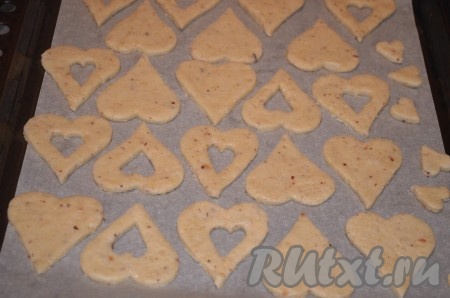 Выложить заготовки орехово-песочного печенья на противень, застеленный пергаментом (печенье удобно перекладывать на противень лопаткой). Убрать противень в холод на 30-40 минут, так печенье лучше сохранит свою форму при выпечке.