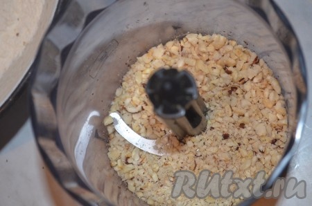 Измельчить орехи в блендере.