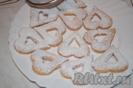 Печенье с "окошком" обильно посыпать сахарной пудрой.