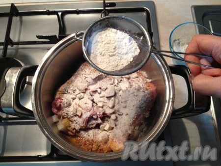 Присыпать мукой.
