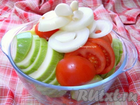 Нарезаем овощи ломтиками по половине сантиметра толщиной.
