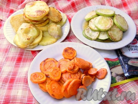 Слегка обжариваем морковь, картофель и кабачки.

