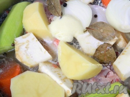 Все залить водой и поставить тушиться до полной готовности мяса.

