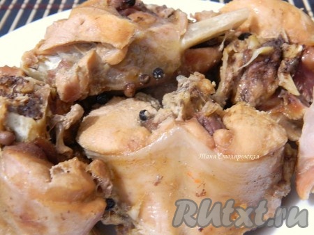 Берем мясо кролика и отделяем кости.