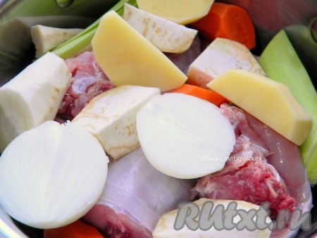 Выложить мясо кролика и подготовленные коренья в кастрюлю.
