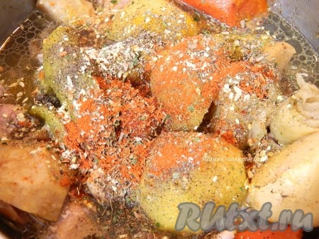 Туда же возвращаем коренья. Солим, добавляем еще специи по вкусу, заливае водой и тушим еще раз на самом маленьком огне до тех пор, пока не выкипит вся вода.