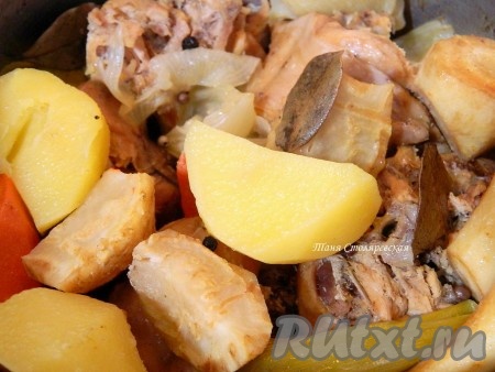 Следующий этап можно пропустить, если вы изначально использовали мясо без костей, но мне удобнее варить все целиком, а затем отделять косточки.