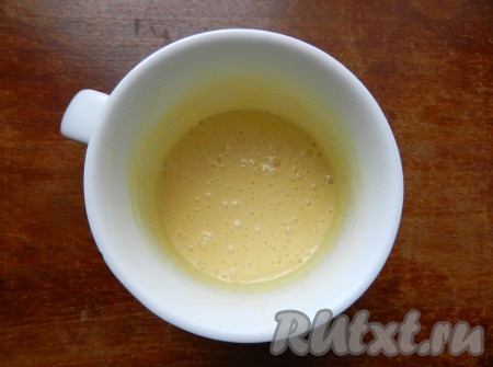 Желток взбить с оставшейся сахарной пудрой, ванильным сахаром и сгущенным молоком.