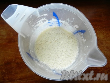 Отдельно взбить миксером ряженку, затем добавить желтковую массу и взбитый белок. Все вместе взбить до однородной массы, накрыть и убрать в морозилку для замораживания.