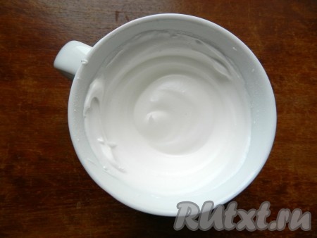 Белок взбить в густую пену с половиной сахарной пудры.