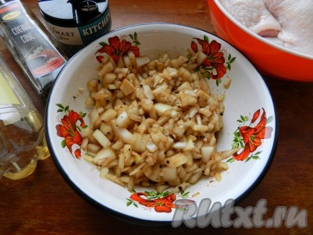 Смешать лук, специи для курицы, соевый соус и рисовый уксус.
