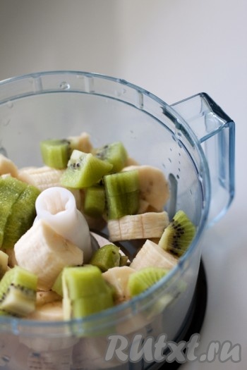 Не крупно нарезать киви и бананы, погрузить в блендер и взбить до однородной массы.