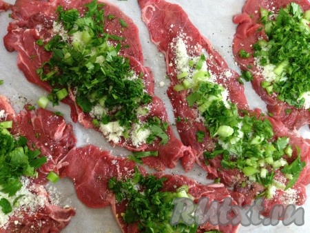 Посыпать мясо зеленью.
