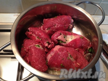 Добавить пару столовых ложек вина и выложить инвольтини в один слой.
