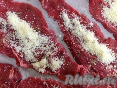 Посыпать тертым сыром.
