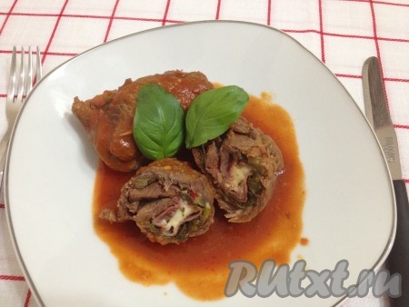 P.S. Макароны отварить, полить соусом и посыпать тертым пармезаном. Инвольтини украсить листиком базилика.
