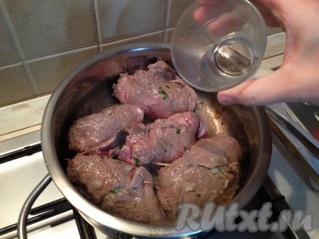Обжарить со всех сторон, поливая вином.
