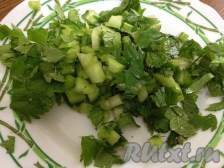 Зелень мелко нарезать.