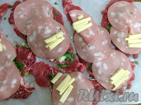 Сверху выложить ломтики колбасы и сыра.
