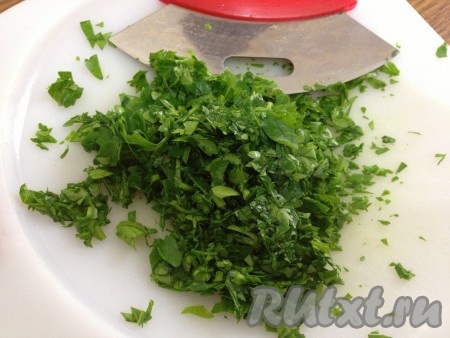 Зелень мелко нарезать.
