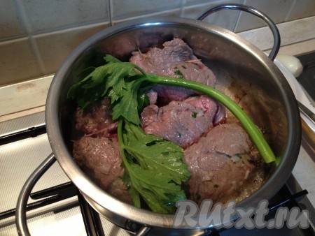 Добавить веточку сельдерея.
