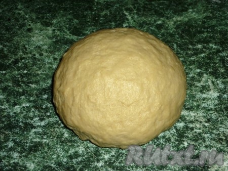 Жидкие ингредиенты соединить с мукой и замесить &nbsp;эластичное тесто, вымешивать минут 7-10.
