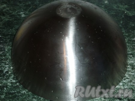 Накрыть тесто миской и оставить на 30 минут.
