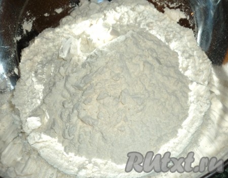 Начинаем готовить тесто для ханума. Муку просеять в миску.
&nbsp;
